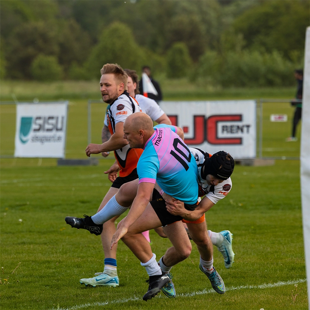 Marvin Üürike tackling Raimond Võigas
